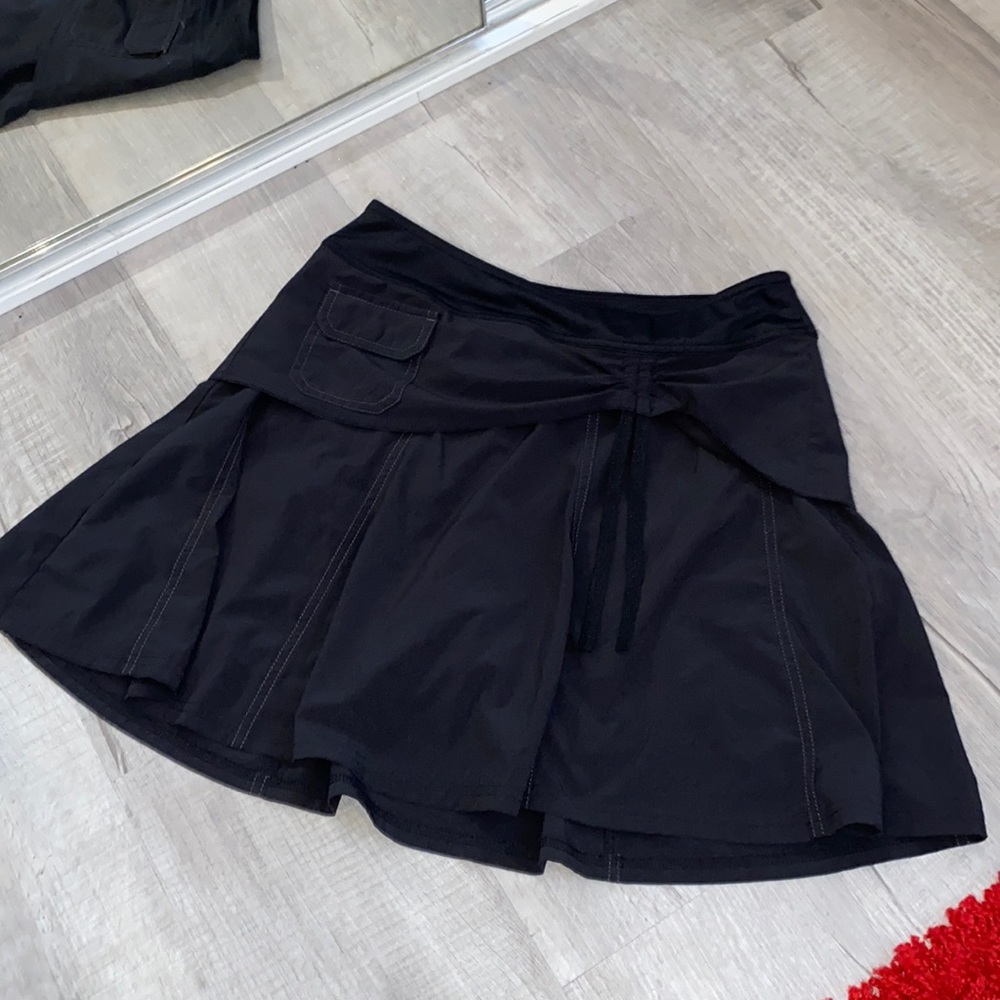Athleta - gorgeous sport Skort! Beautiful detail Sz 2 very fun and flirty!